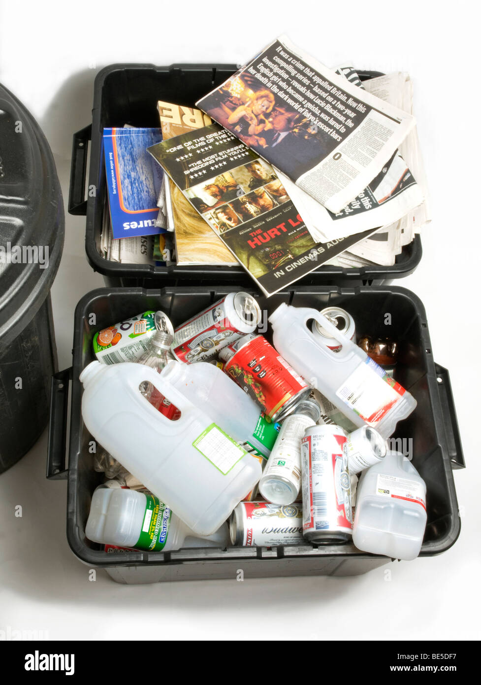Sammlung von Hausmüll, zeigt getrennt Abfälle zur re - Radfahren, Papier bin Plastikeimer und inländischen Hausmüll Stockfoto