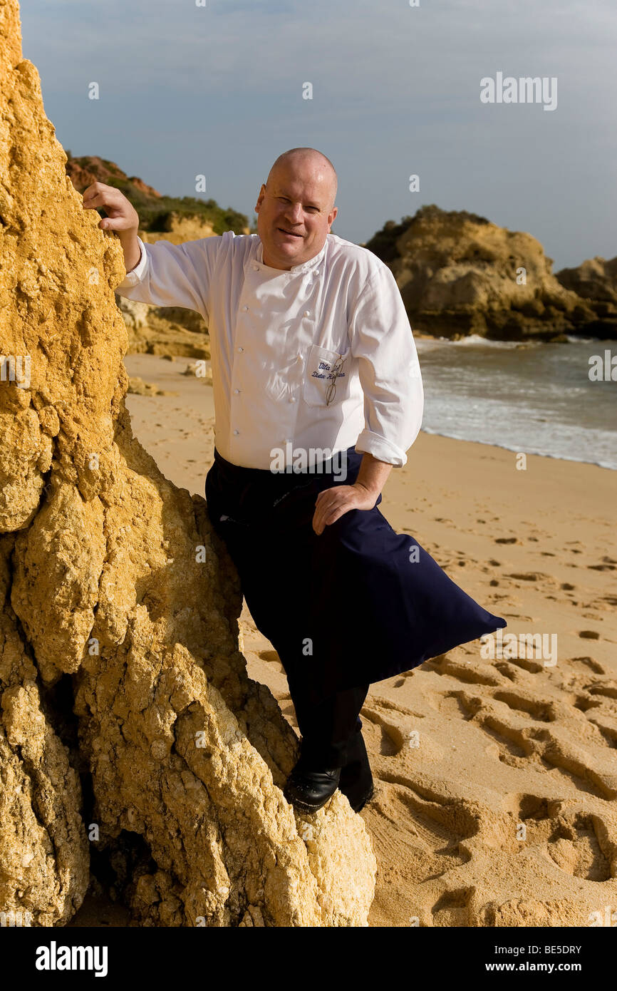 Sterne-Koch Dieter Koschina an einem Strand, zwei Sterne im Guide Michelin Hotel Vila Joya, Praia da Galé, Albufeira, Algarve, Portugal, Eur Stockfoto