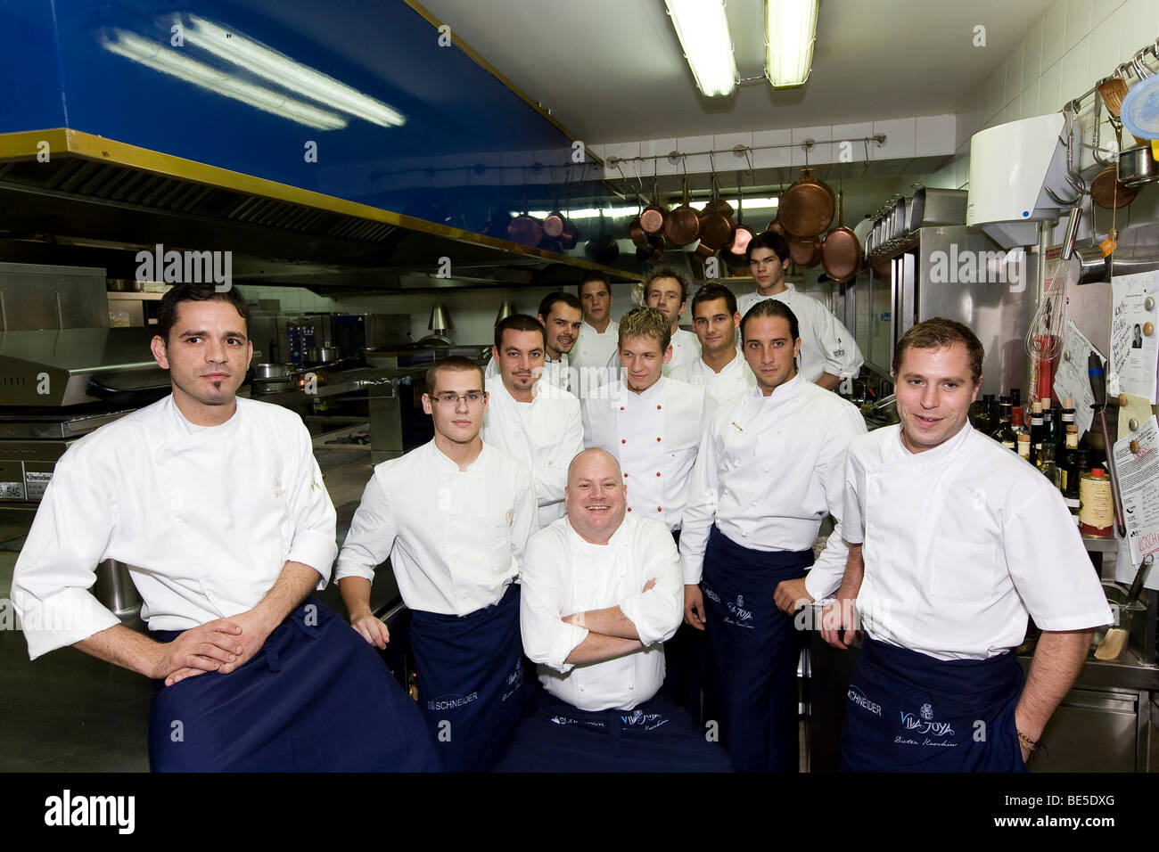 Sterne-Koch Dieter Koschina zwei Michelin-Sternen, mit seiner Küchencrew Hotel Vila Joya, Praia da Galé, Albufeira, Algarve, Portugal Stockfoto
