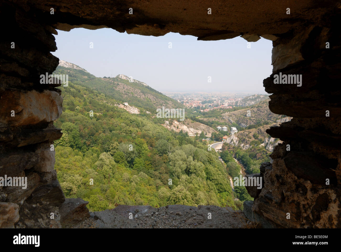 Blick aus dem Fenster des Asenova Krepost Stockfoto