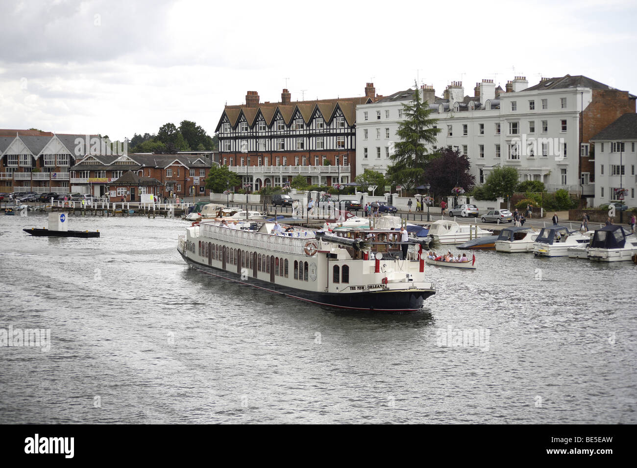 Fluss Boote Henley Regatta, Themse Großbritannien jährliche Traditionsveranstaltung der britischen Universitäten. Stewards und am Wasser-Attraktionen Stockfoto