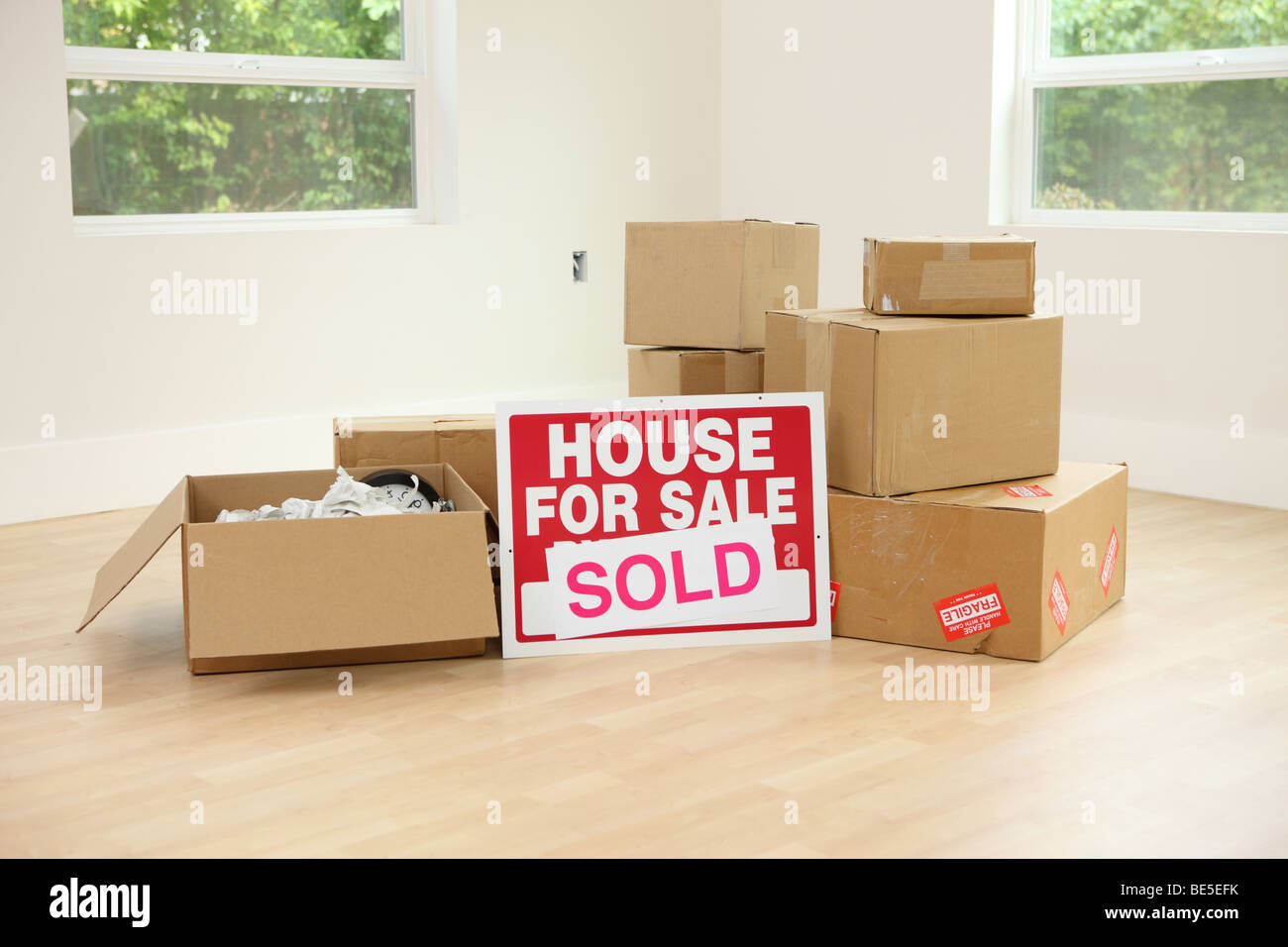 Kartons und Schild von Immobilienmakler Stockfoto