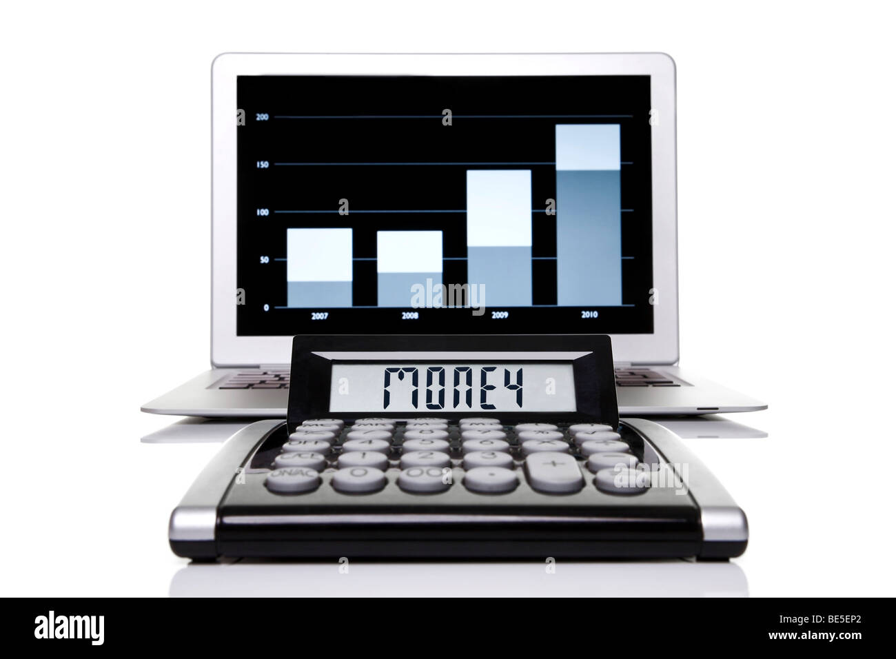 Rechner mit der Bezeichnung mit Geld vor einem Laptop mit einer Statistik-Grafik Stockfoto