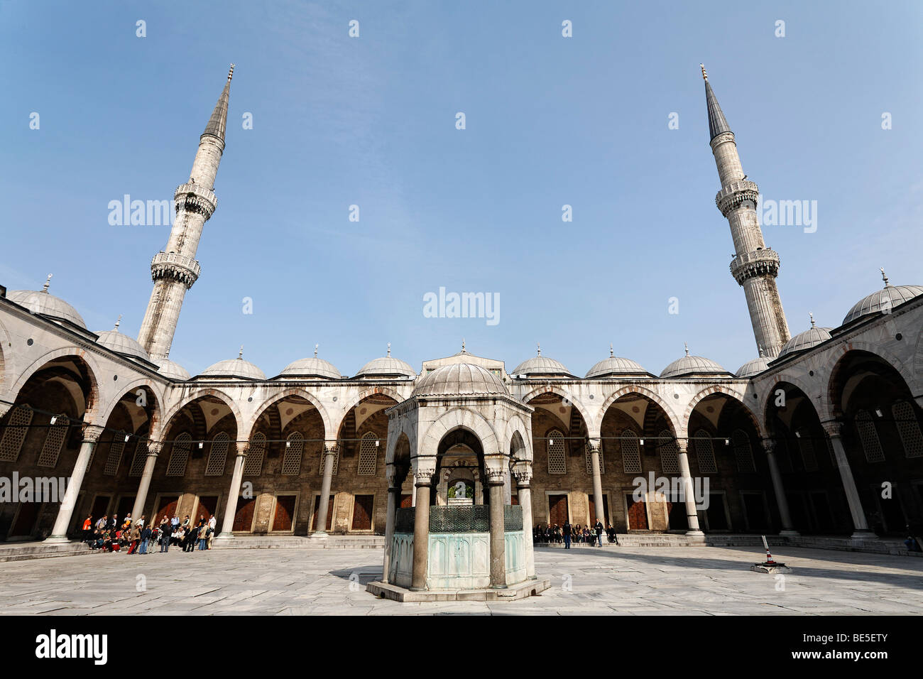 Blaue Moschee Sultan Ahmet Camii, Vorplatz mit der Läuterung Brunnen, Sultanahmet, Istanbul, Türkei Stockfoto