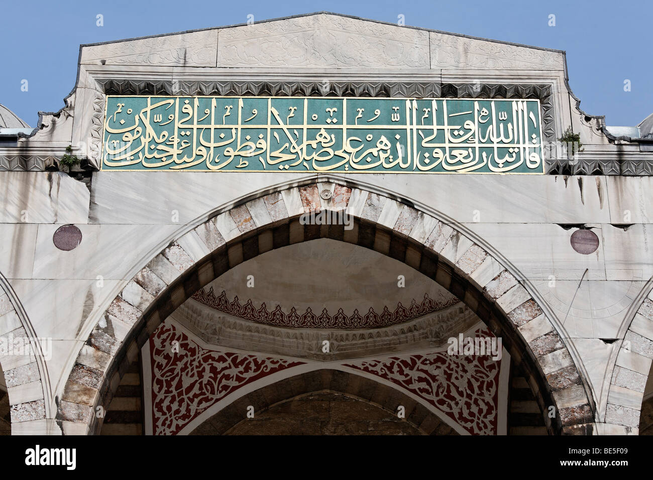 Blaue Moschee, Sultan Ahmet Camii, Portal mit arabischen Inschriften, Sultanahmet, Istanbul, Türkei Stockfoto