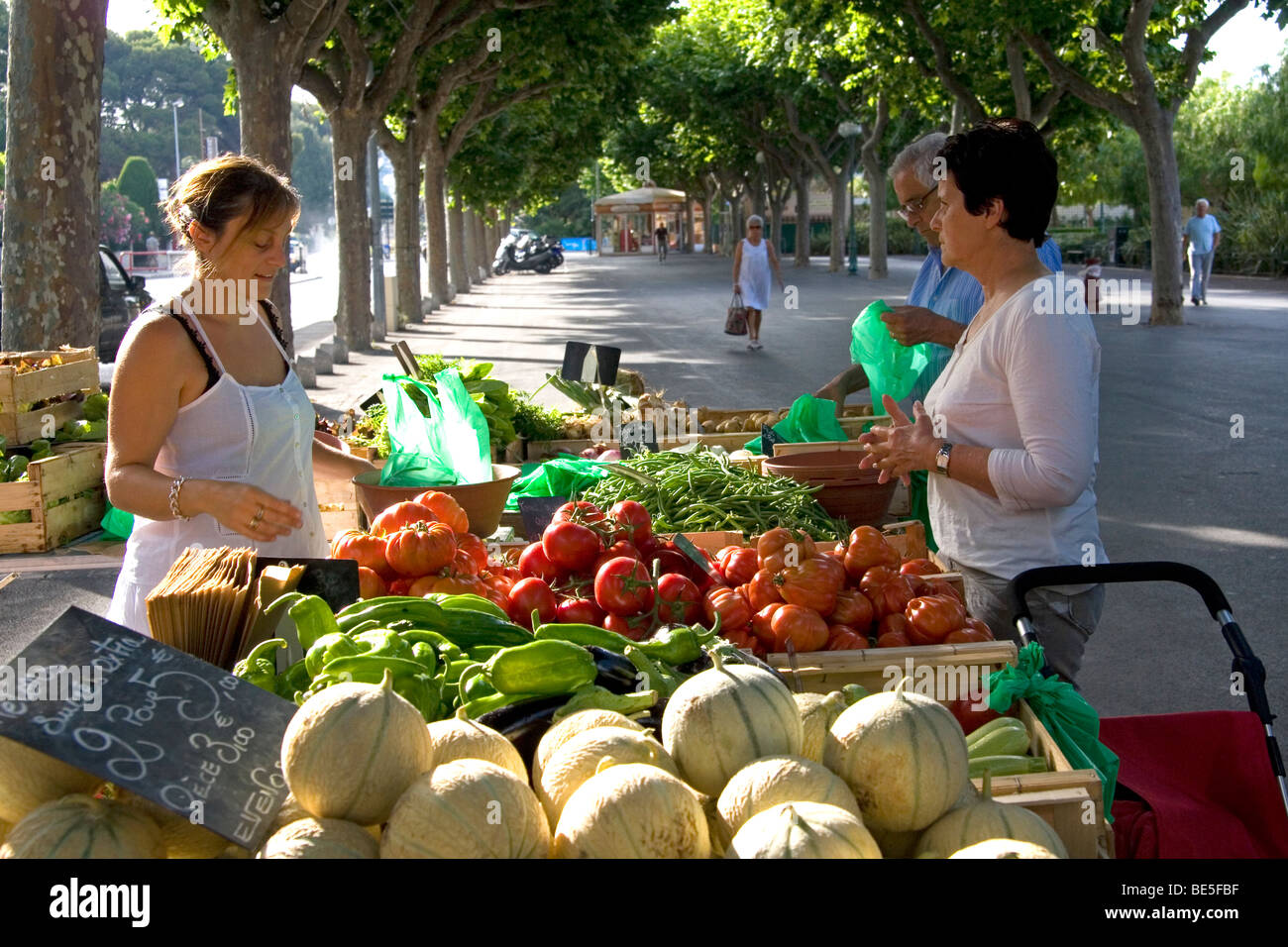 Franzosen Einkaufen bei einem Outdoor-Markt in Sanary Sur Mer, Südfrankreich. Stockfoto