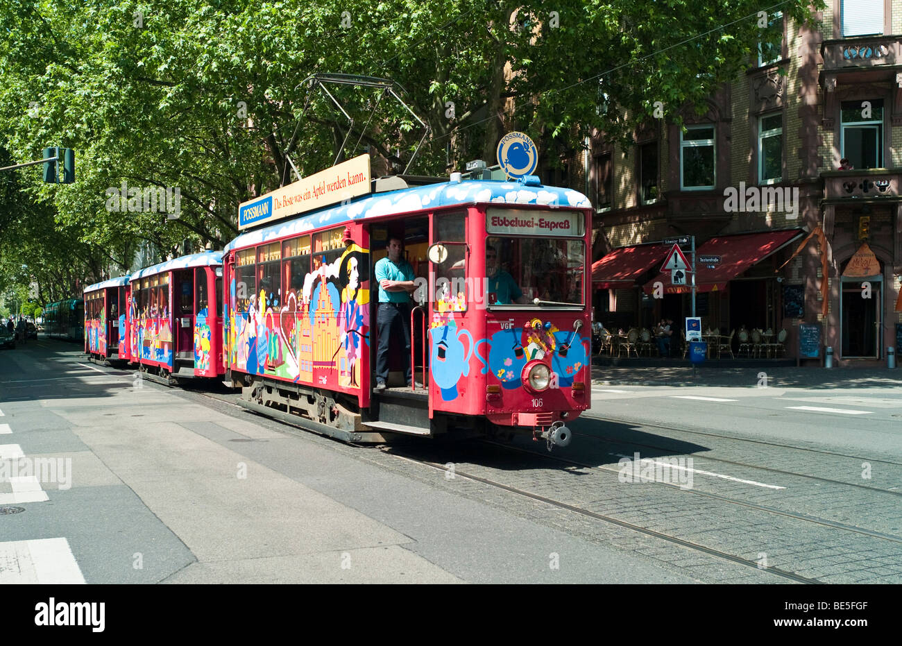 Apfelwein oder Apfel-Wein-express, tram als Touristenattraktion, in denen alkoholische Getränke angeboten werden, Sachsenhausen, Frankfurt, Stockfoto