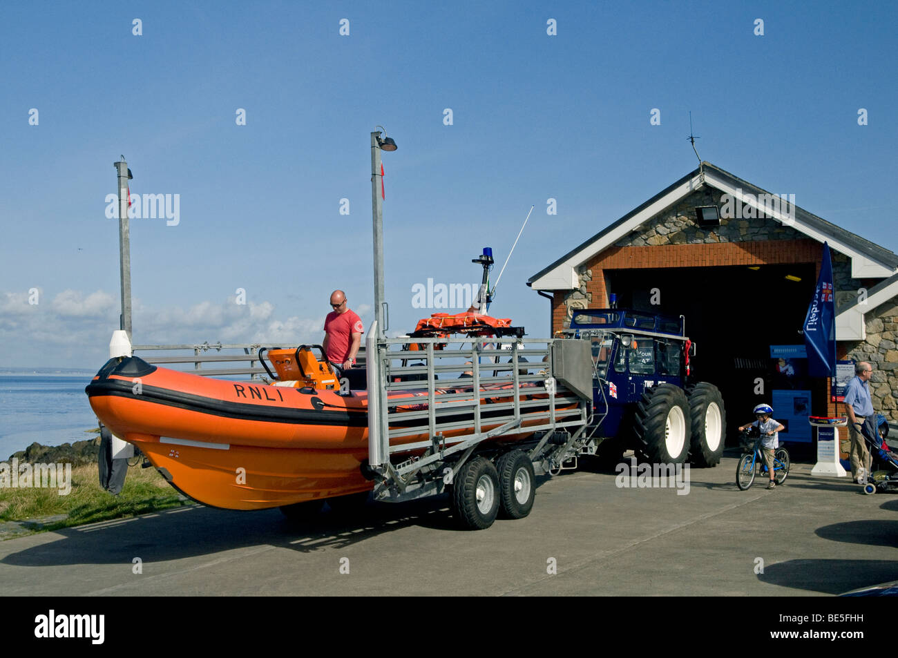 Urlauber, die über die Rettungsstation am Schären, County Dublin, Irland am Rettungsboot Tag Stockfoto