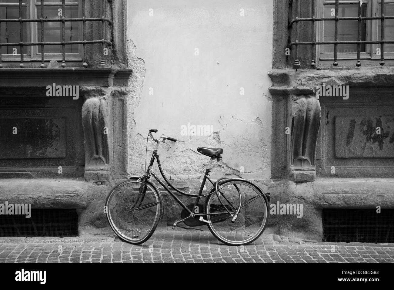 Bent und rostigen alten Fahrrad in Lucca, Italien Stockfoto