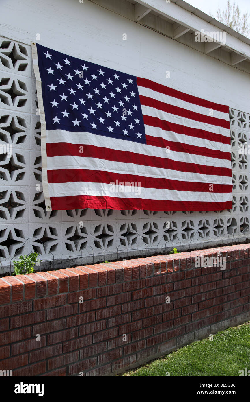 Amerikanische Flagge hängen an der Seite des Hauses Stockfoto