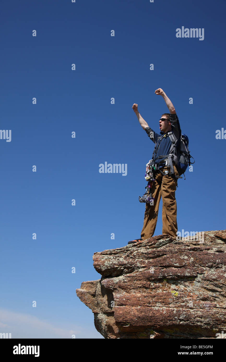 Bergsteiger feiert auf Felsen Stockfoto