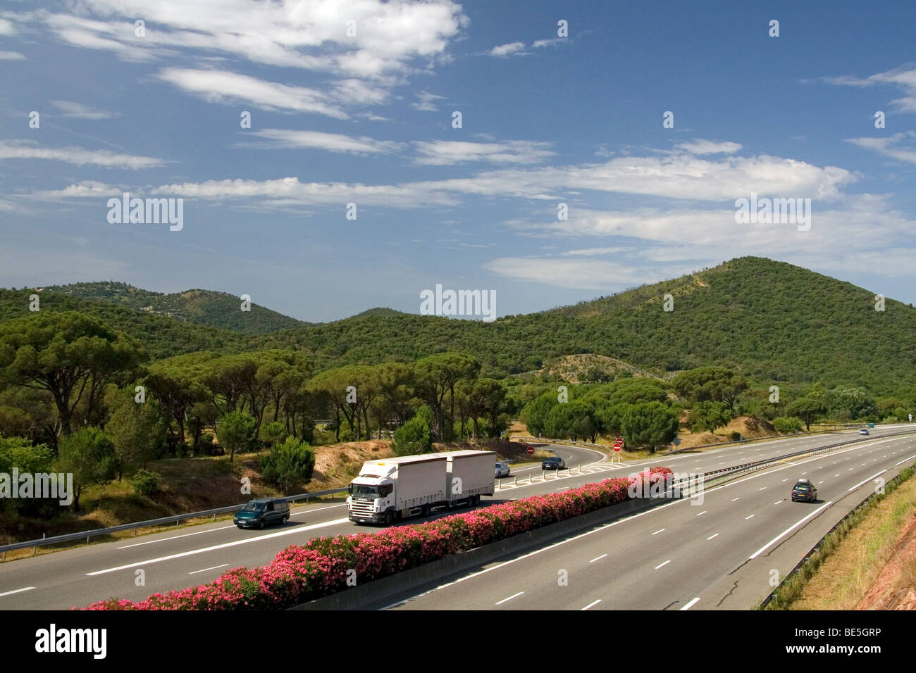 Fahrzeuge fahren auf der Autobahn A8, La Provencale in Südfrankreich. Stockfoto