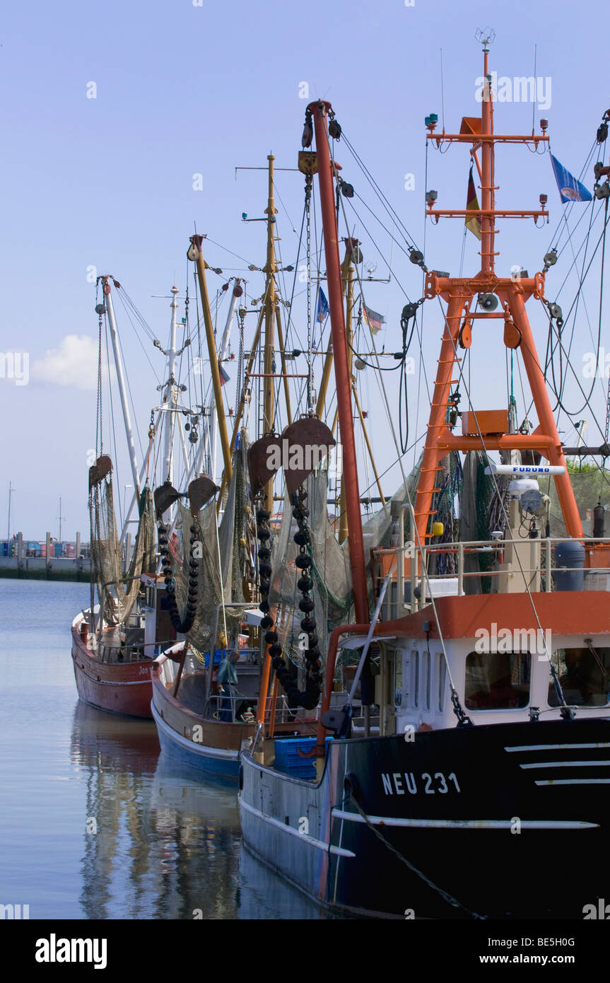 Angelboot/Fischerboot mit Baumkurre, spar oder boom und ziehen Netze in den Hafen von Neuharlingersiel, Nationalpark Wattenmeer, Niedersächsische Stockfoto