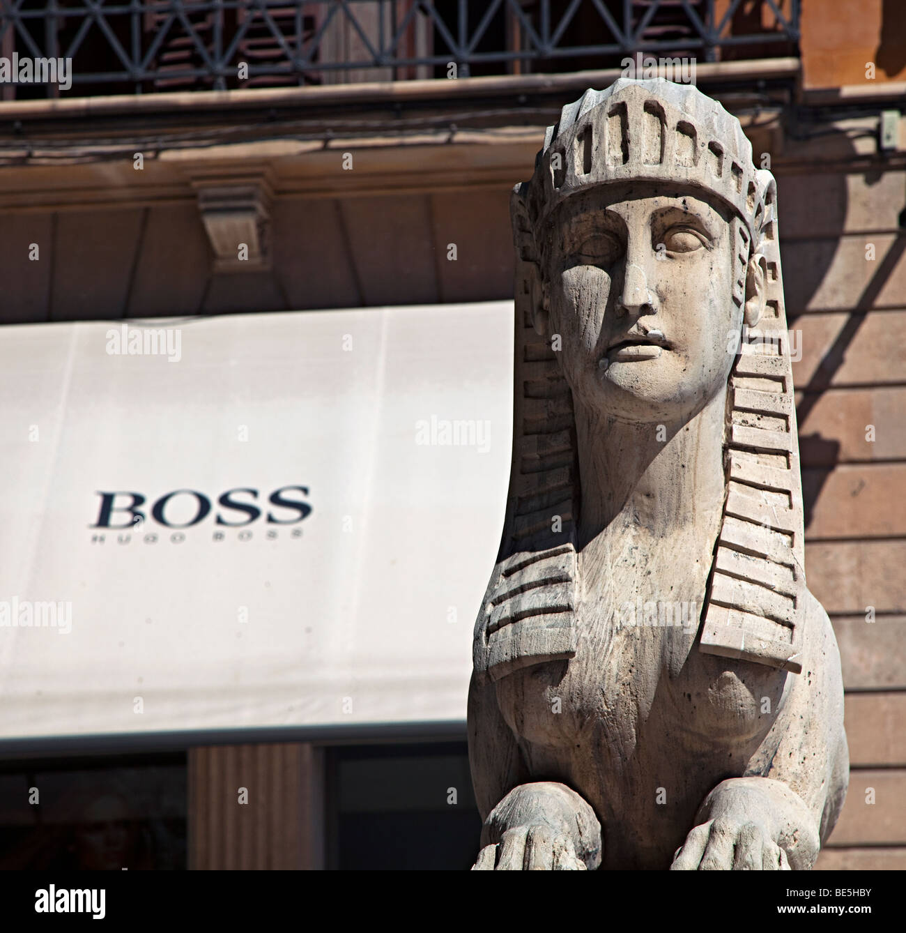 Statue von Sphynx mit Boss Shop anmelden Passeig des Born Palma Mallorca Spanien Stockfoto