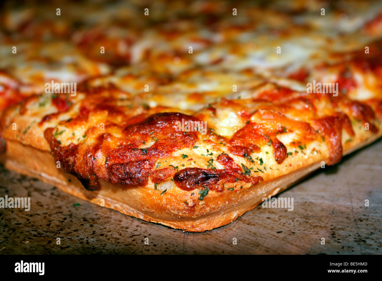 Frisch zubereitete Pizza, quadratischen Ecke. Stockfoto