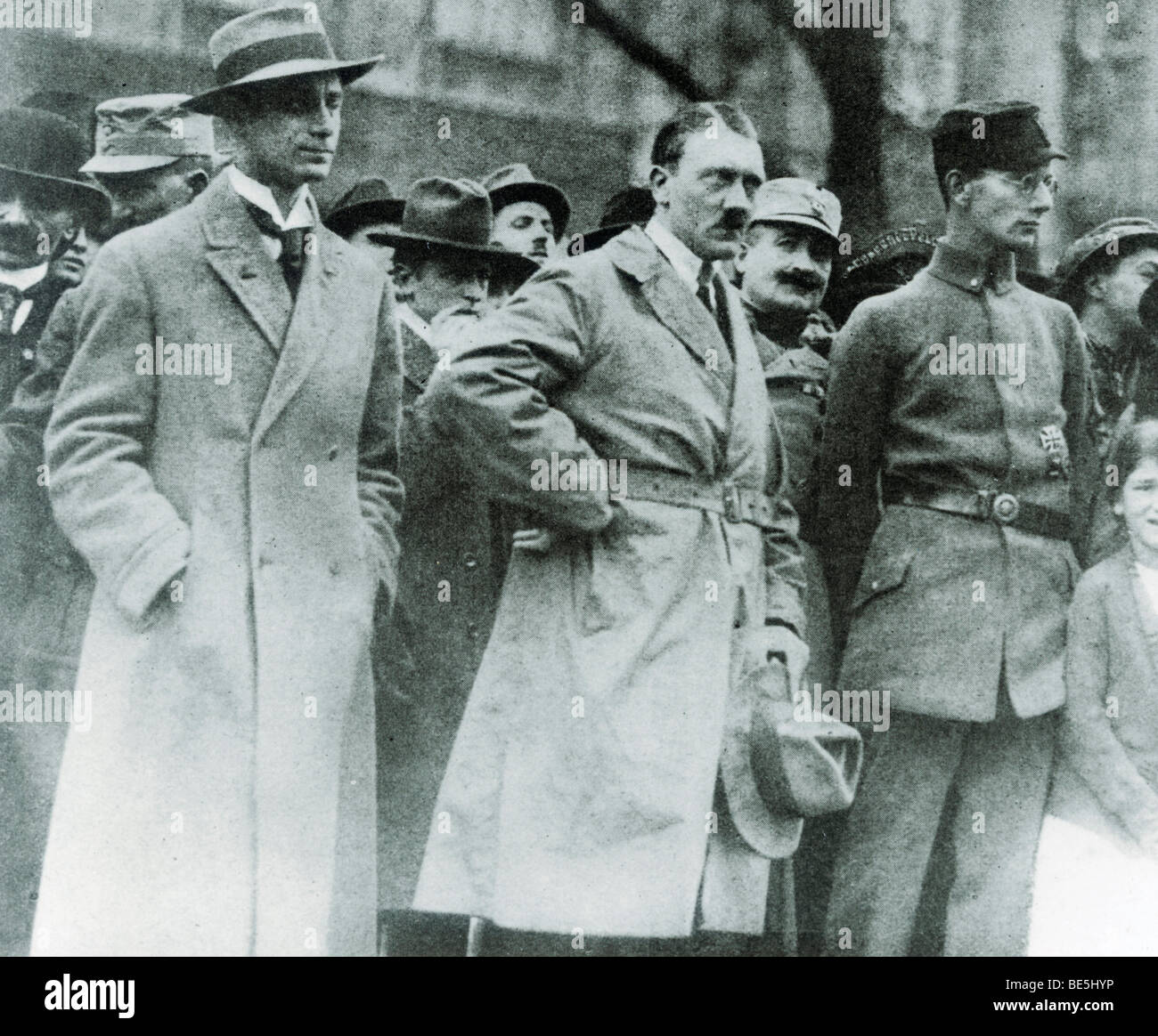 Alfred Rosenberg, Adolf Hitler, Christian Weber und Dr. Weber bei der Einweihung des ein Kriegerdenkmal am 4. November 1923 in Stockfoto