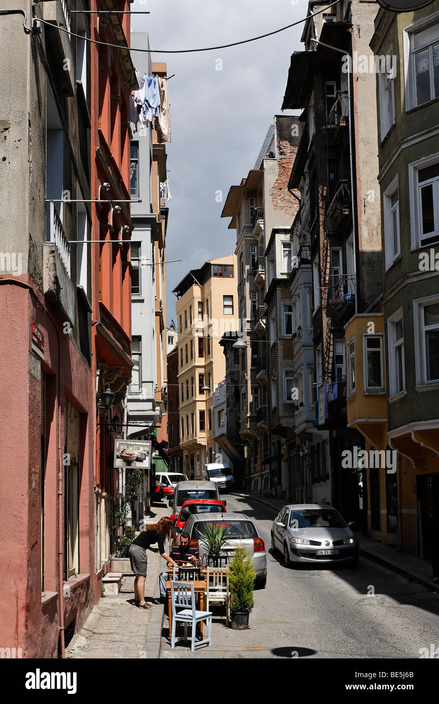 Typische Straße in Galatasarary, Restaurant mit zwei kleine Tische auf der Straße, Frau einen Gast, Beyoglu, Istanbul, Türkei Stockfoto