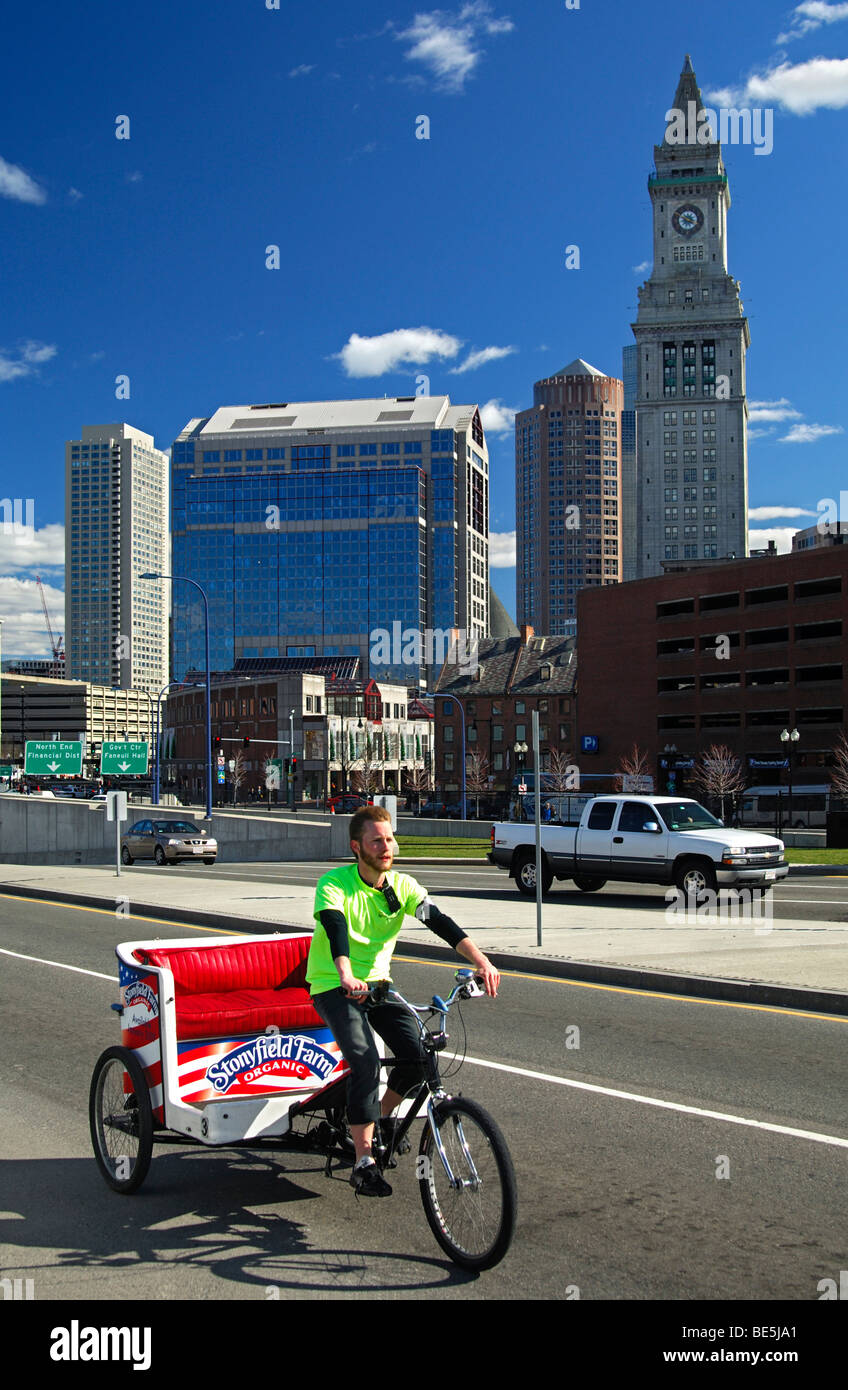 Fahrrad-Rikscha-Fahrer auf der Suche nach Kunden in Down-Town Boston, Massachusetts, USA Stockfoto