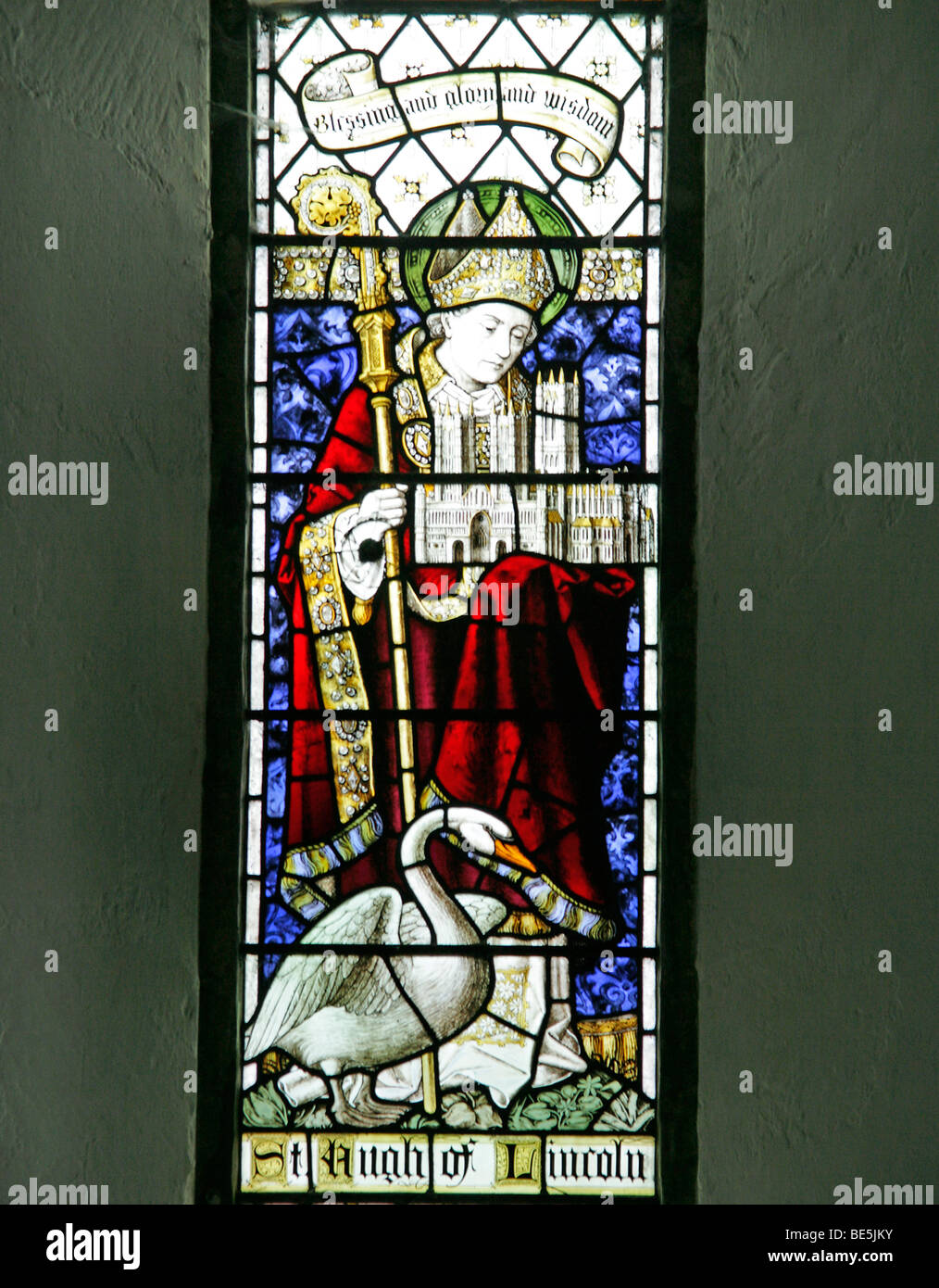 Ein Buntglasfenster, das den Heiligen Hugh von Lincoln mit seinem Schwan, All Saints Church Coleby, Lincolnshire, darstellt Stockfoto