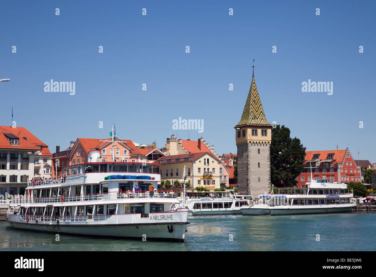 Fähre, Hafen mit mangturm Turm und malerischen Uferpromenade am Bodensee (Bodensee). Lindau, Bayern, Deutschland Stockfoto