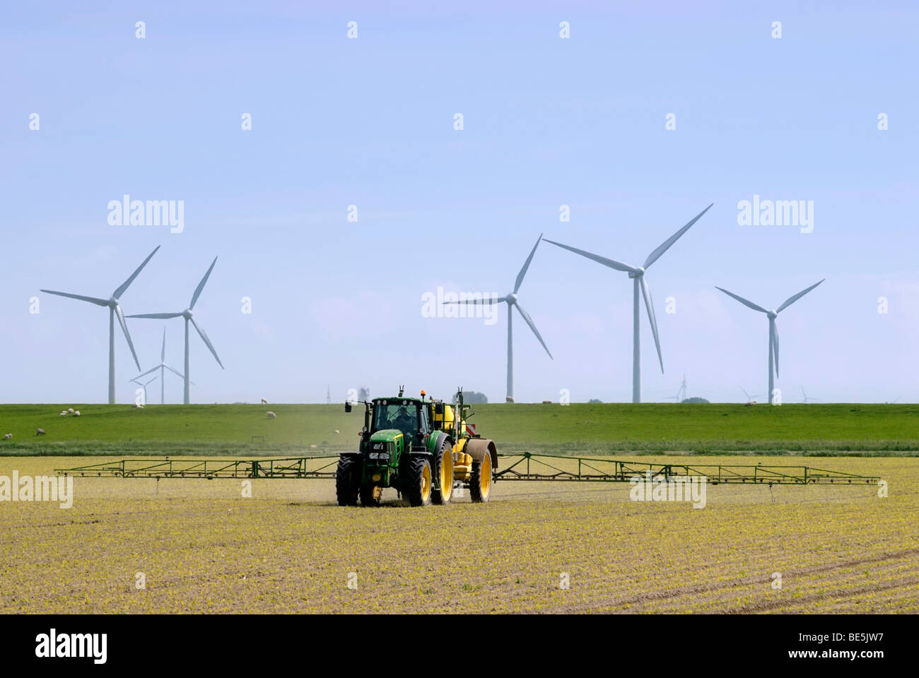 Landwirt spritzen Unkrautvernichtungsmittel, Herbizide, auf einem Feld, Nordfriesland, Schleswig-Holstein, Deutschland, Europa Stockfoto