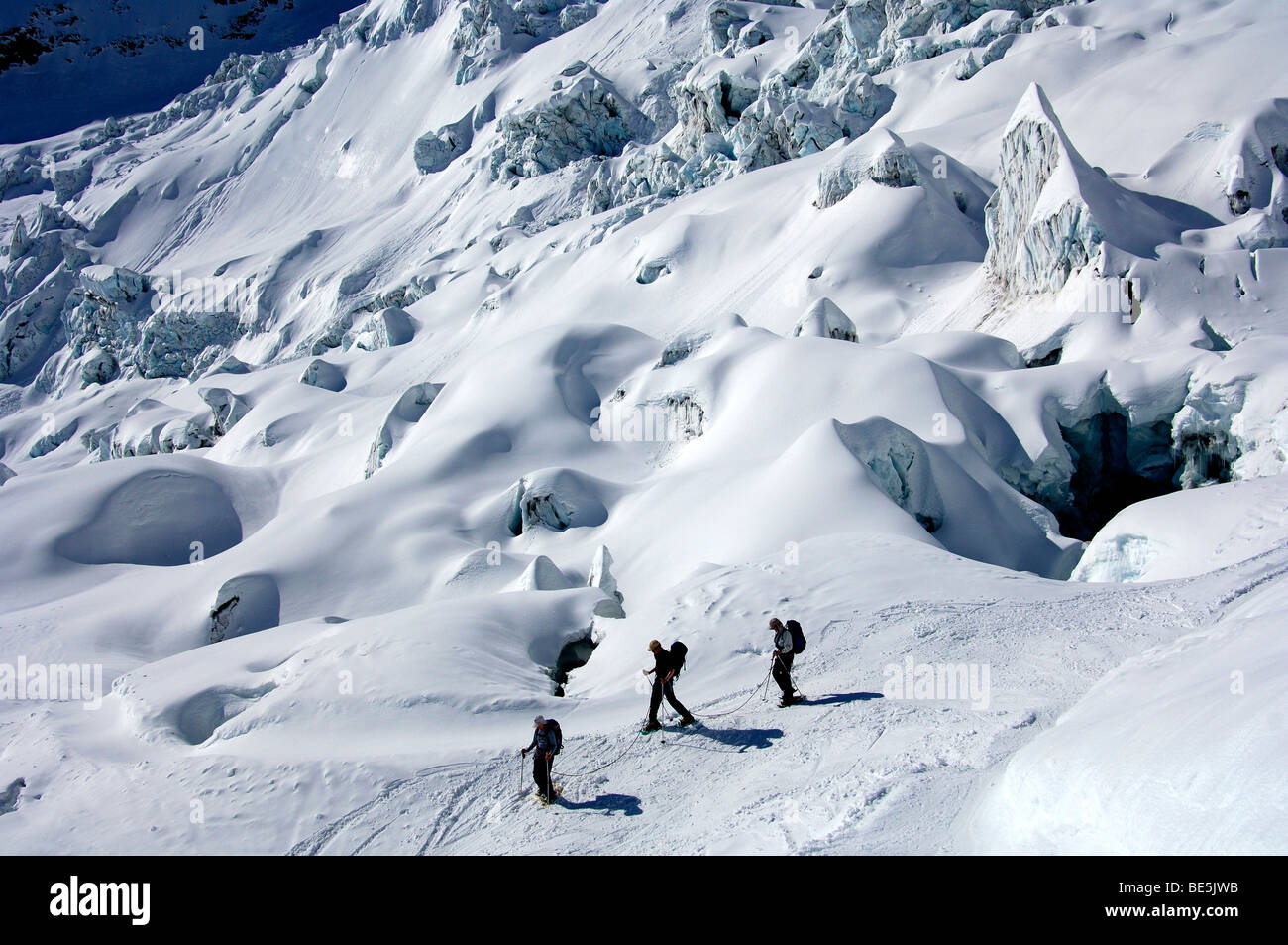 Eine Gruppe von Skifahrern am Gletscher Glacier du Géant im Vallée Blanche, Chamonix, Haute-Savoie, Frankreich Stockfoto