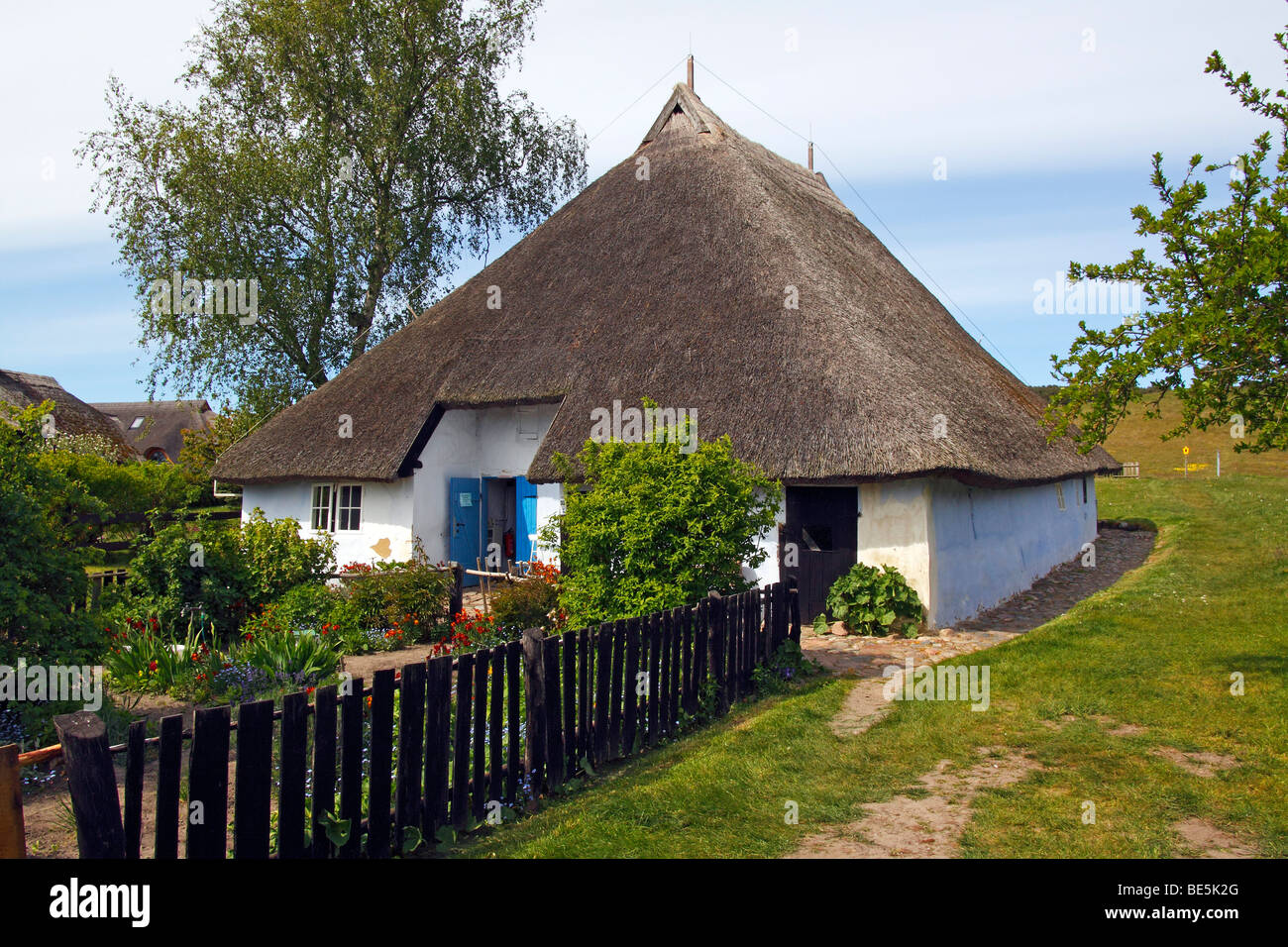 Reed gedeckten Haus, Pfarrwitwenhaus, Gross Zicker, Moenchsgut, Insel Rügen, Mecklenburg Vorpommern, Deutschland, Europa Stockfoto