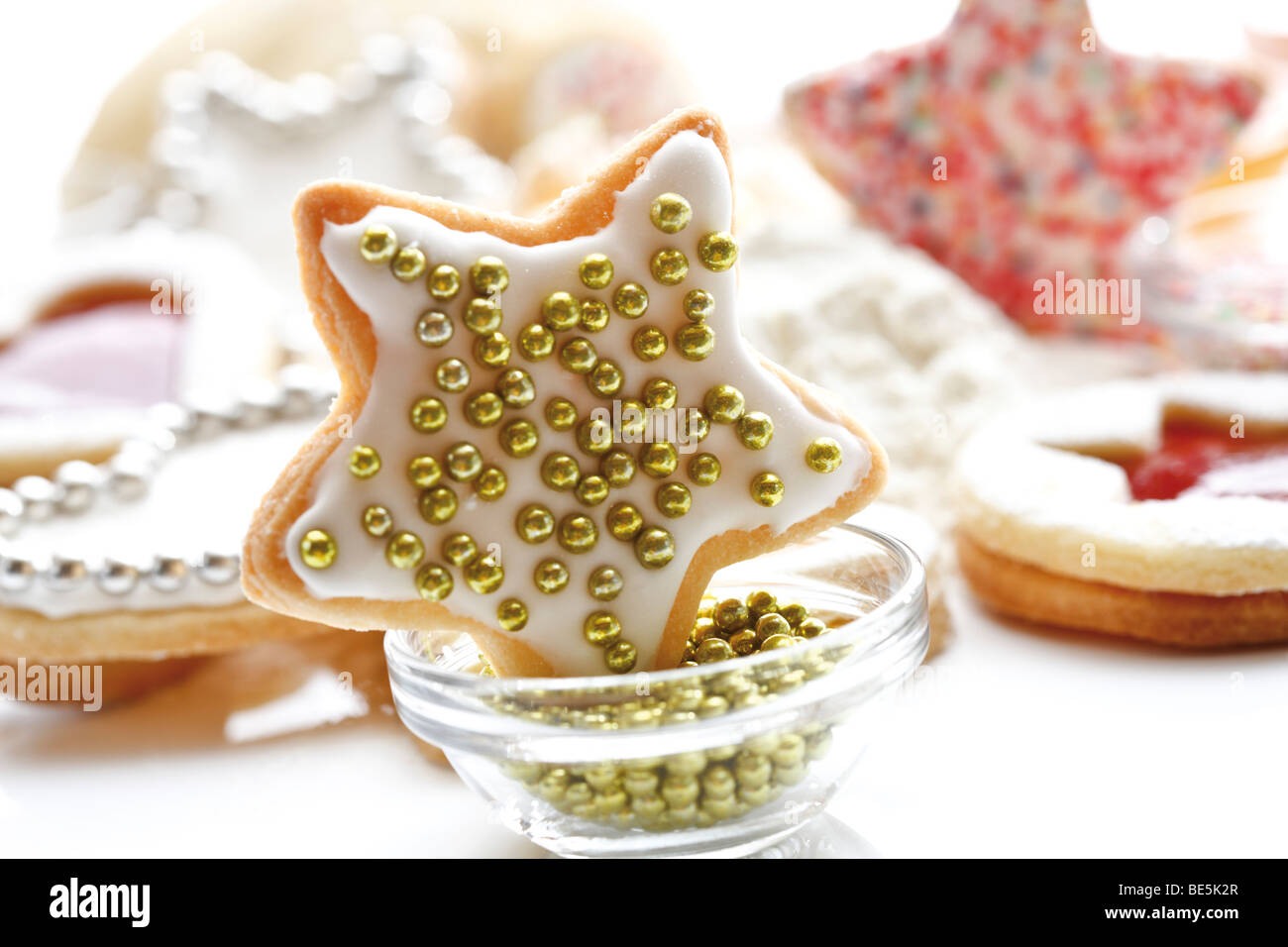 Stilleben, Backzucker Zutaten und Christmas Cookies, goldene Perlen Stockfoto