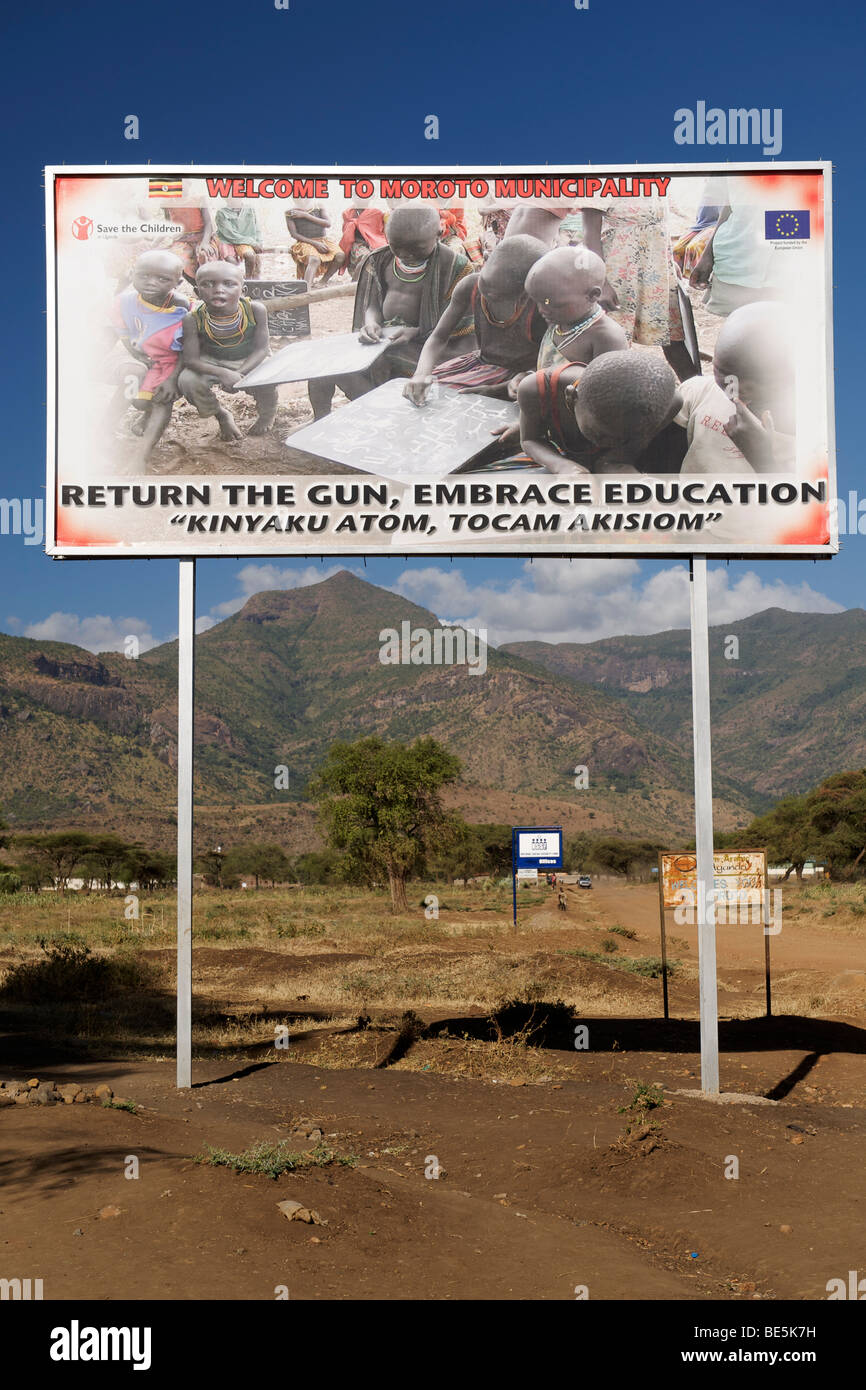 Anti-Gun, pro-Bildung Plakatwand in das Dorf Moroto im Osten von Uganda. Stockfoto