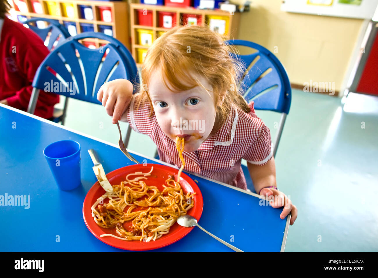 Gesunde Schule Abendessen an der Grundschule in Oxfordshire UK Stockfoto
