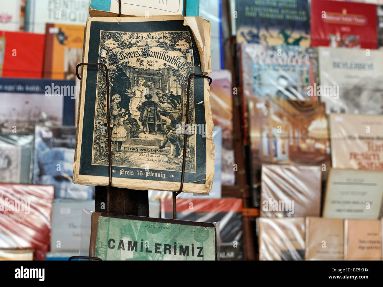 Antiquarische Zeitschrift aus dem 19. Jahrhundert, Familie Schorer Blatt im Buch angezeigt, Basar, Beyazit-Platz, Istanbul, Tu Stockfoto