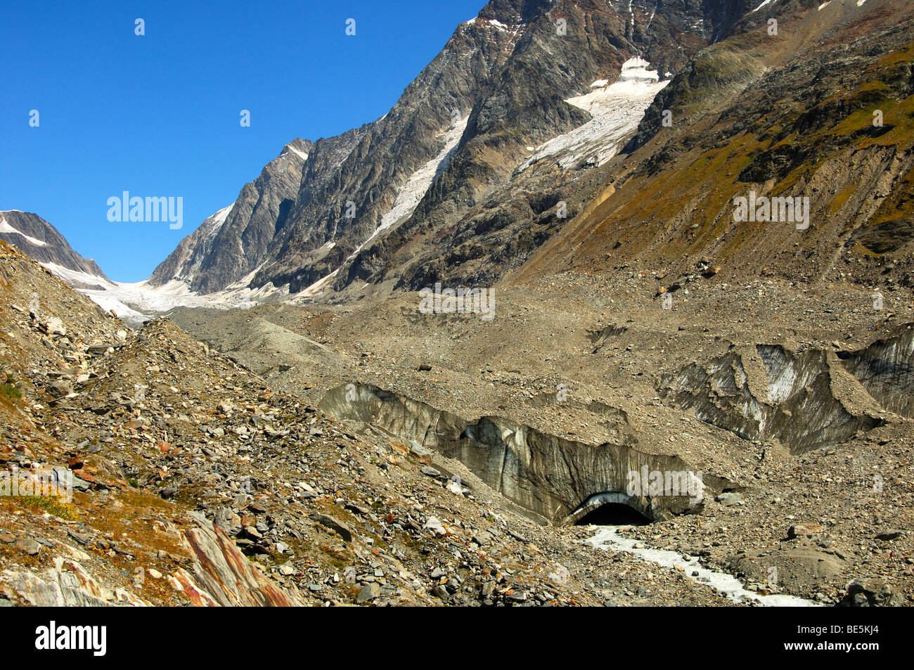 Felsen und Geröll am Ende der Gletscherzunge des Langgletscher Gletschers, Lötschental, Wallis, Schweiz Stockfoto