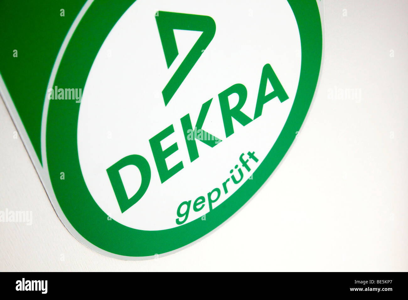 Logo der Dekra AG in Stuttgart, Baden-Württemberg, Deutschland, Europa Stockfoto