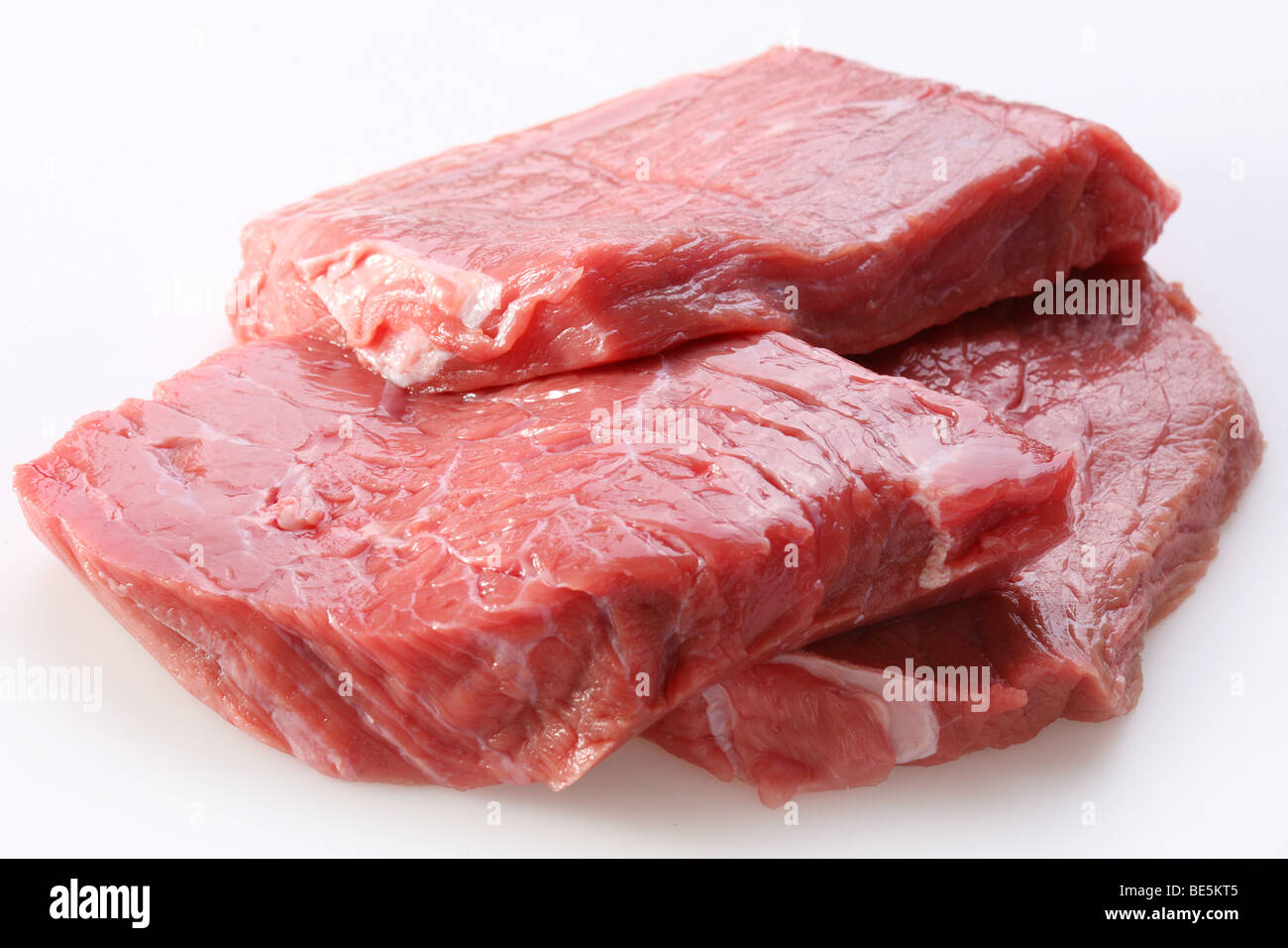 Rohes Fleisch auf weißem Hintergrund Stockfoto