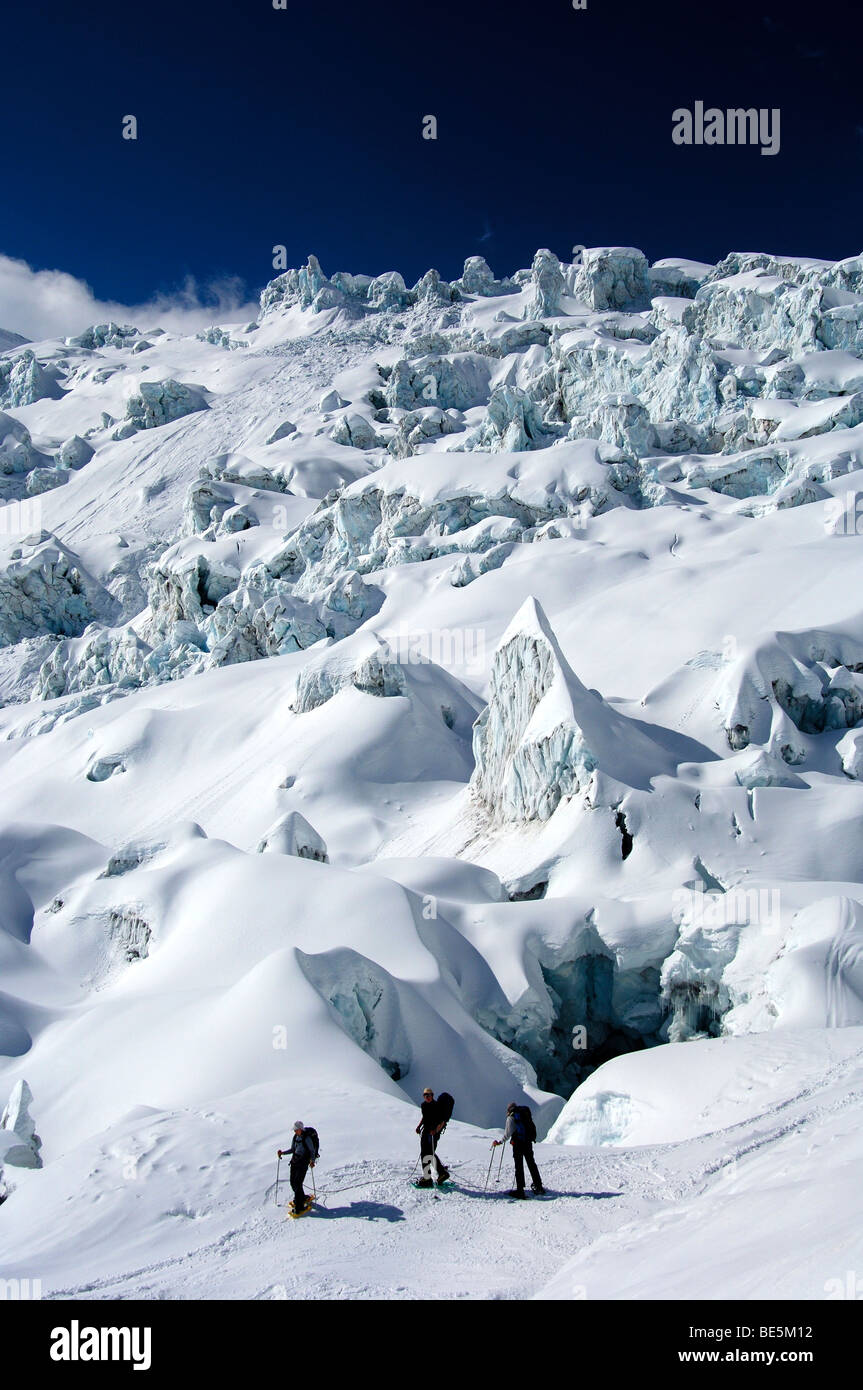 Eine Gruppe von Skifahrern am Gletscher Glacier du Géant im Vallée Blanche, Chamonix, Haute-Savoie, Frankreich Stockfoto