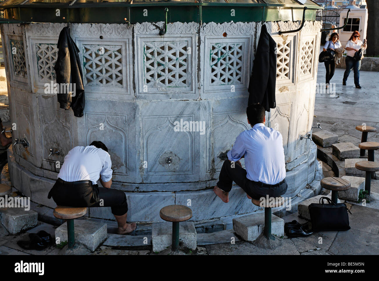 Zwei muslimische Männer in Business-Kleidung waschen Sie ihre Füße in eine Reinigung gut, Sadirvan, Iskele, Mirimah-Sultan-Moschee, Ueskuedar, Ist Stockfoto