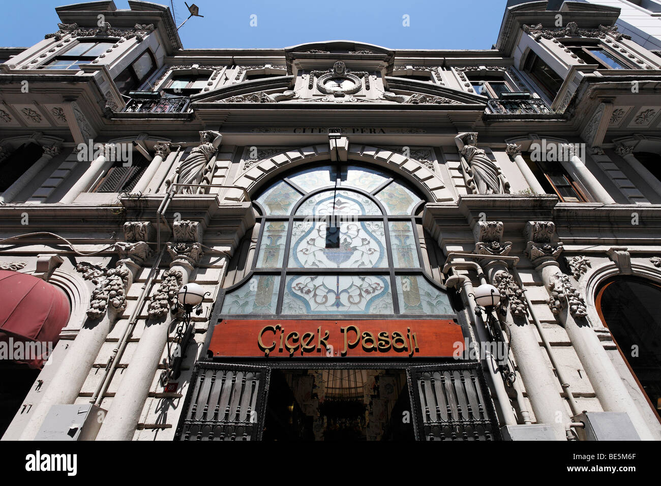 Eingang zum Cicek Passage shopping arcade, schönen Fassade aus dem 19. Jahrhundert, shopping Straße Istiklal Caddesi, Eingabe Stockfoto