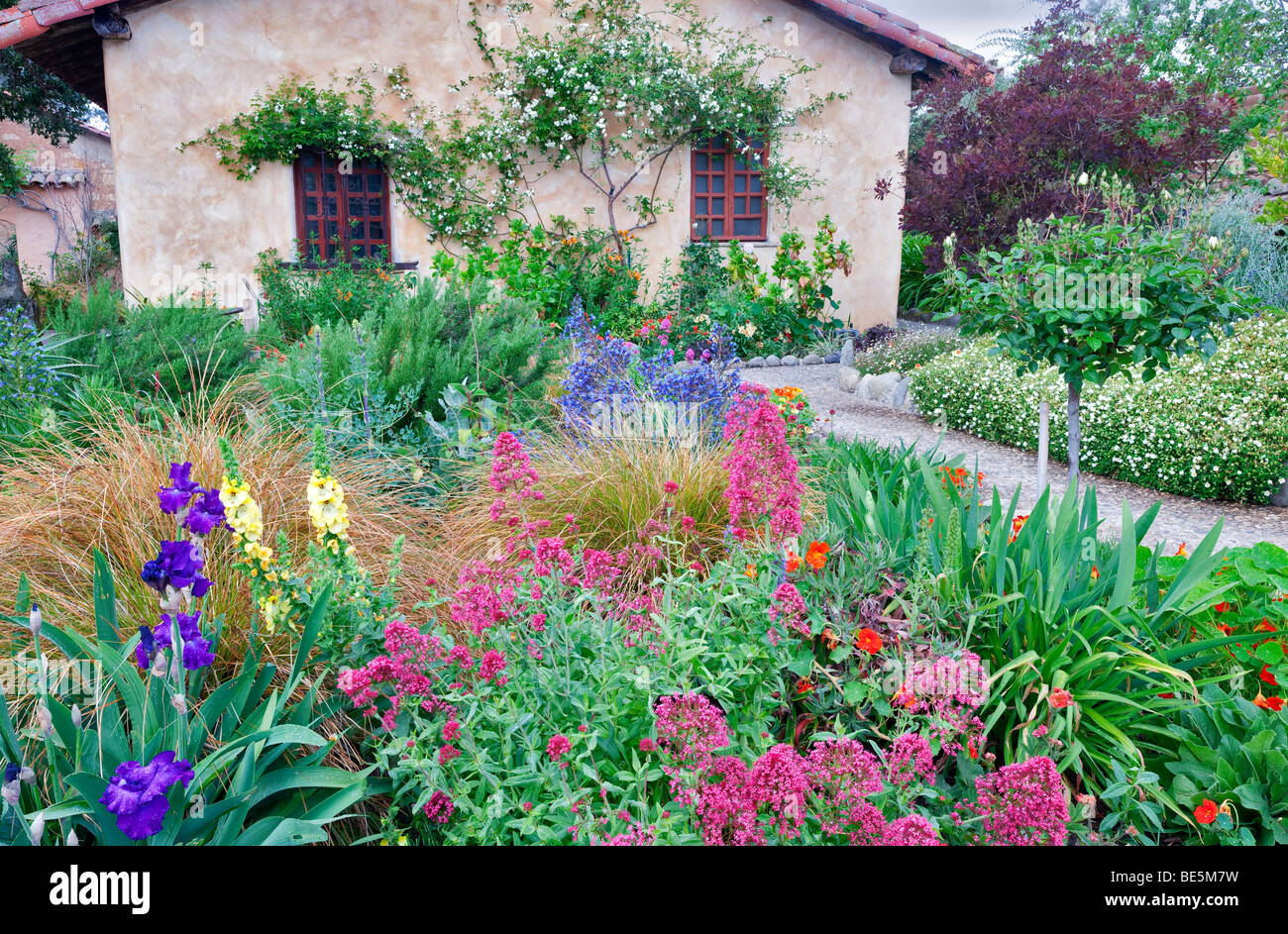 Gärten im Carmel Mission. Carmel by the Sea, California. Stockfoto