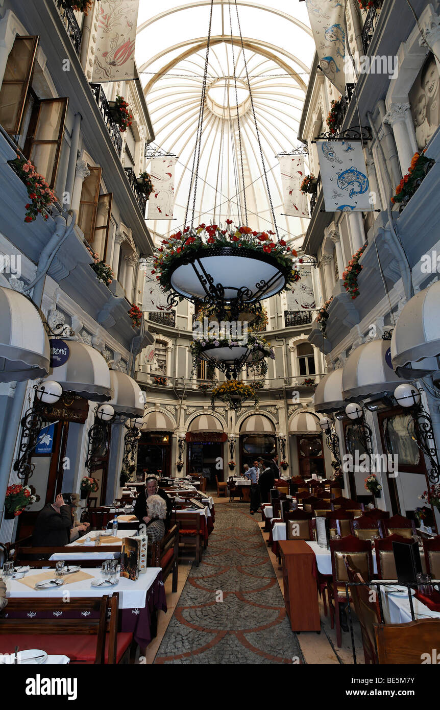 Restaurant in der Einkaufspassage von Cicek-Passage, Istiklal Caddesi, Unabhängigkeit Street, Beyoglu, Istanbul, Türkei Stockfoto