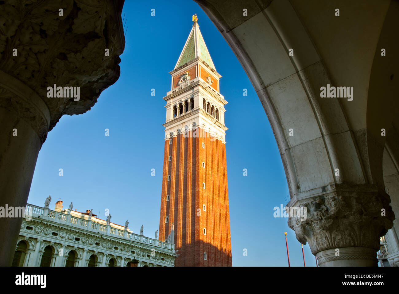 Glockenturm, angesehen durch Bögen der Dogenpalast am Piazza San Marco, Venedig Veneto Italien Stockfoto