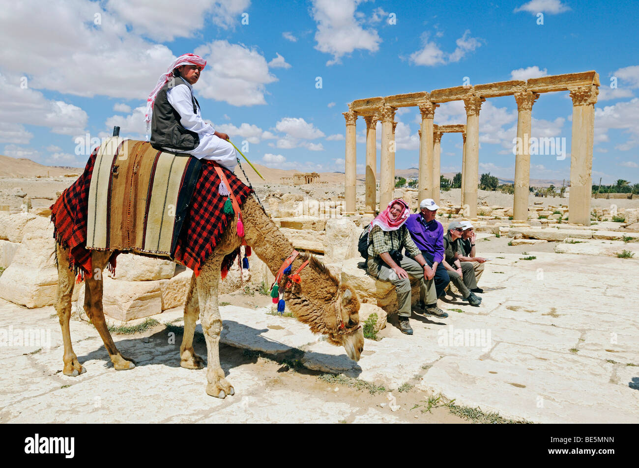 Kamelführer und Touristen in den Ruinen von Palmyra archäologische Stätte, Tadmur, Syrien, Asien Stockfoto