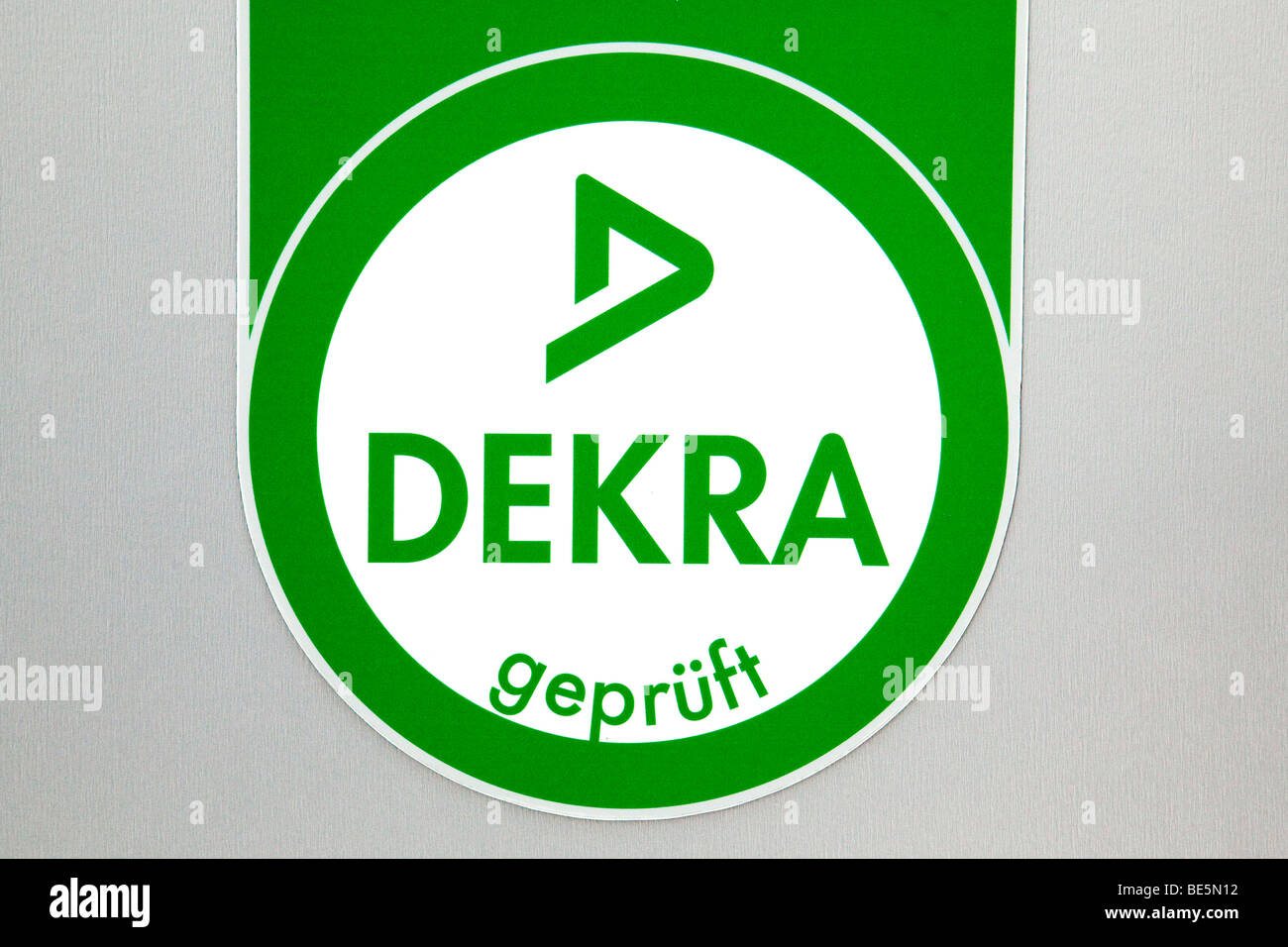 Logo der Dekra AG in Stuttgart, Baden-Württemberg, Deutschland, Europa Stockfoto