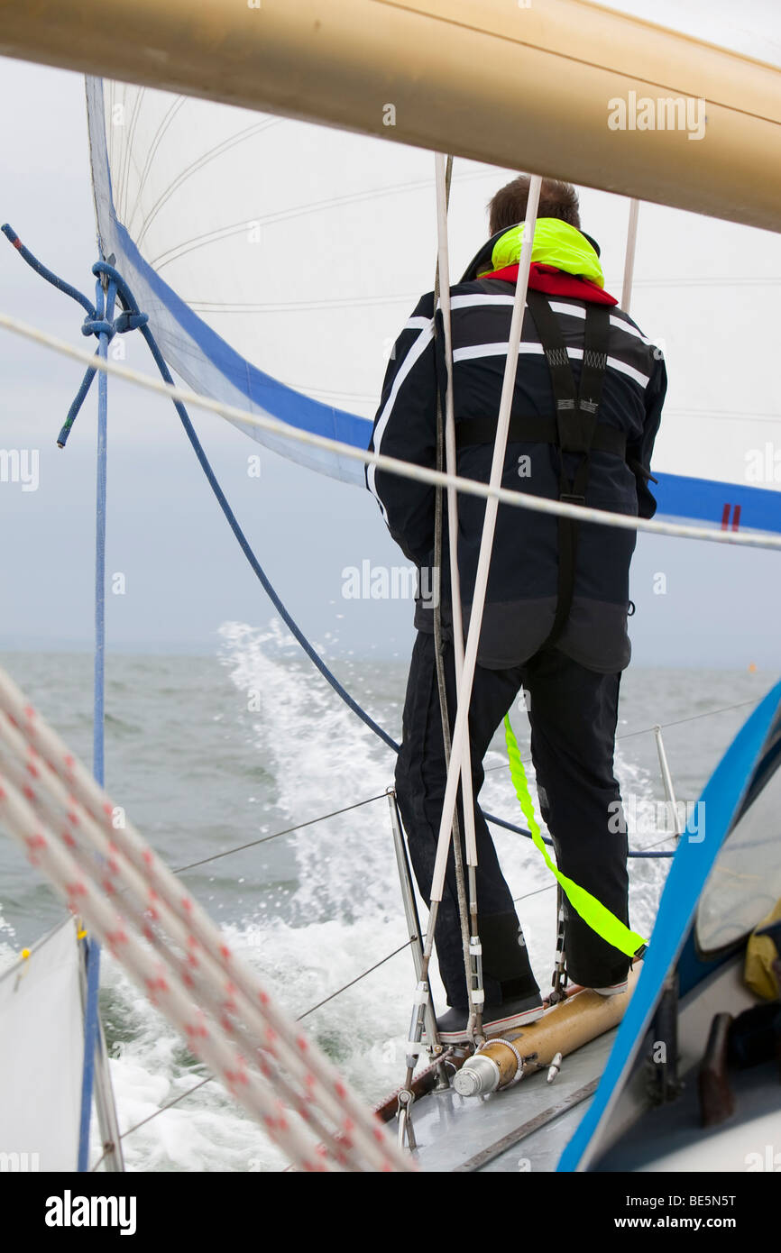 Ein Matrose auf einem Segelschiff in der Solway Firth aus Cumbria, UK. Stockfoto