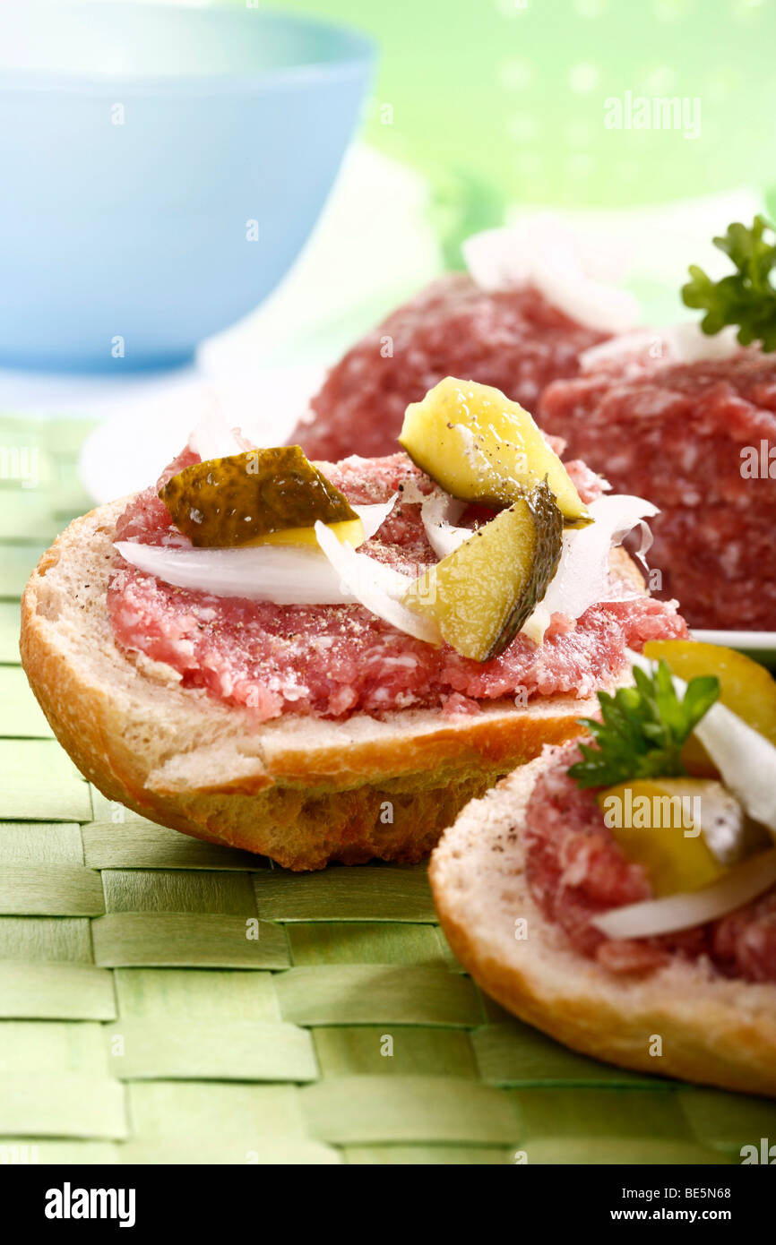Brötchen mit Mett, Zwiebeln, Gurken und Petersilie Stockfoto