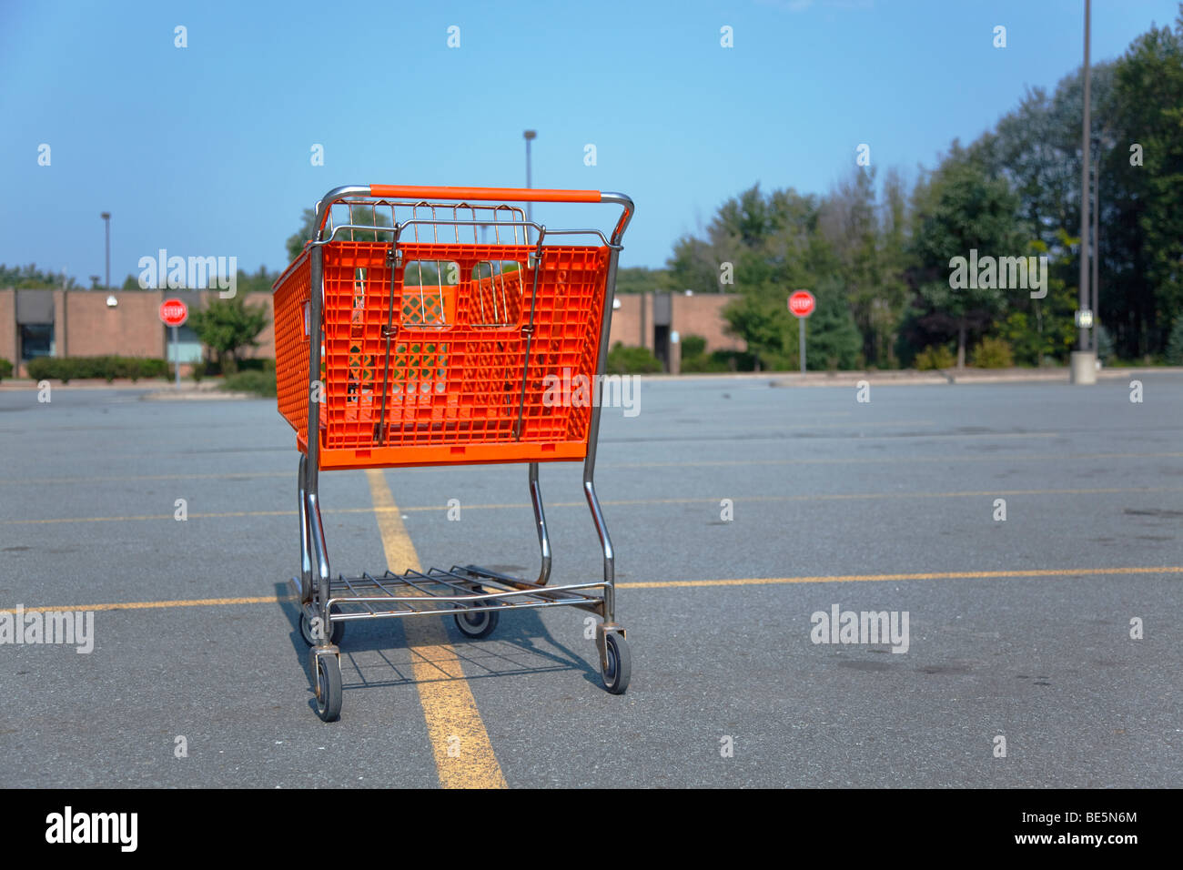 Horizontalen Schuss einer Orange Warenkorb isoliert auf einem Parkplatz in der mall Stockfoto