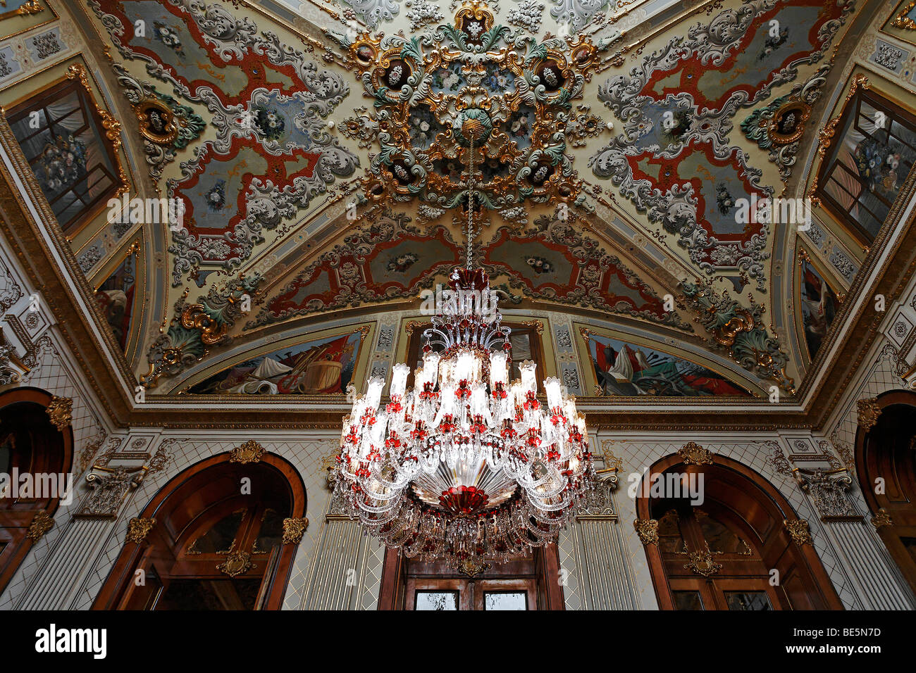 Reich verzierte Decke mit Kronleuchter, herrliche Treppe, Dolmabahce Palast des Sultans-Palast aus dem 19. Jahrhundert, Besi Stockfoto