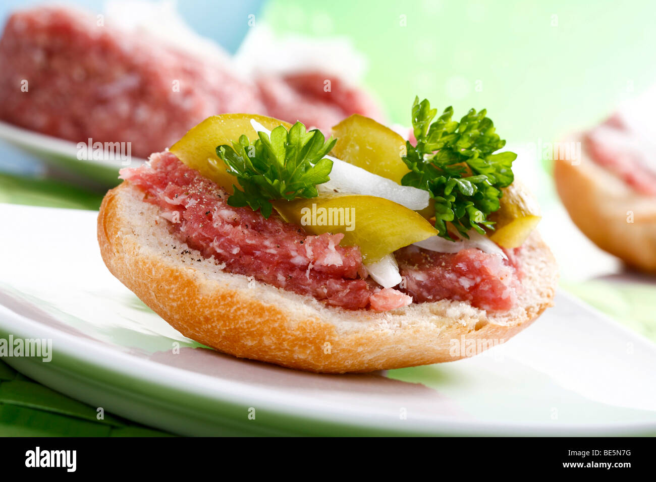 Brötchen mit Mett, Zwiebeln, Gurken und Petersilie Stockfoto