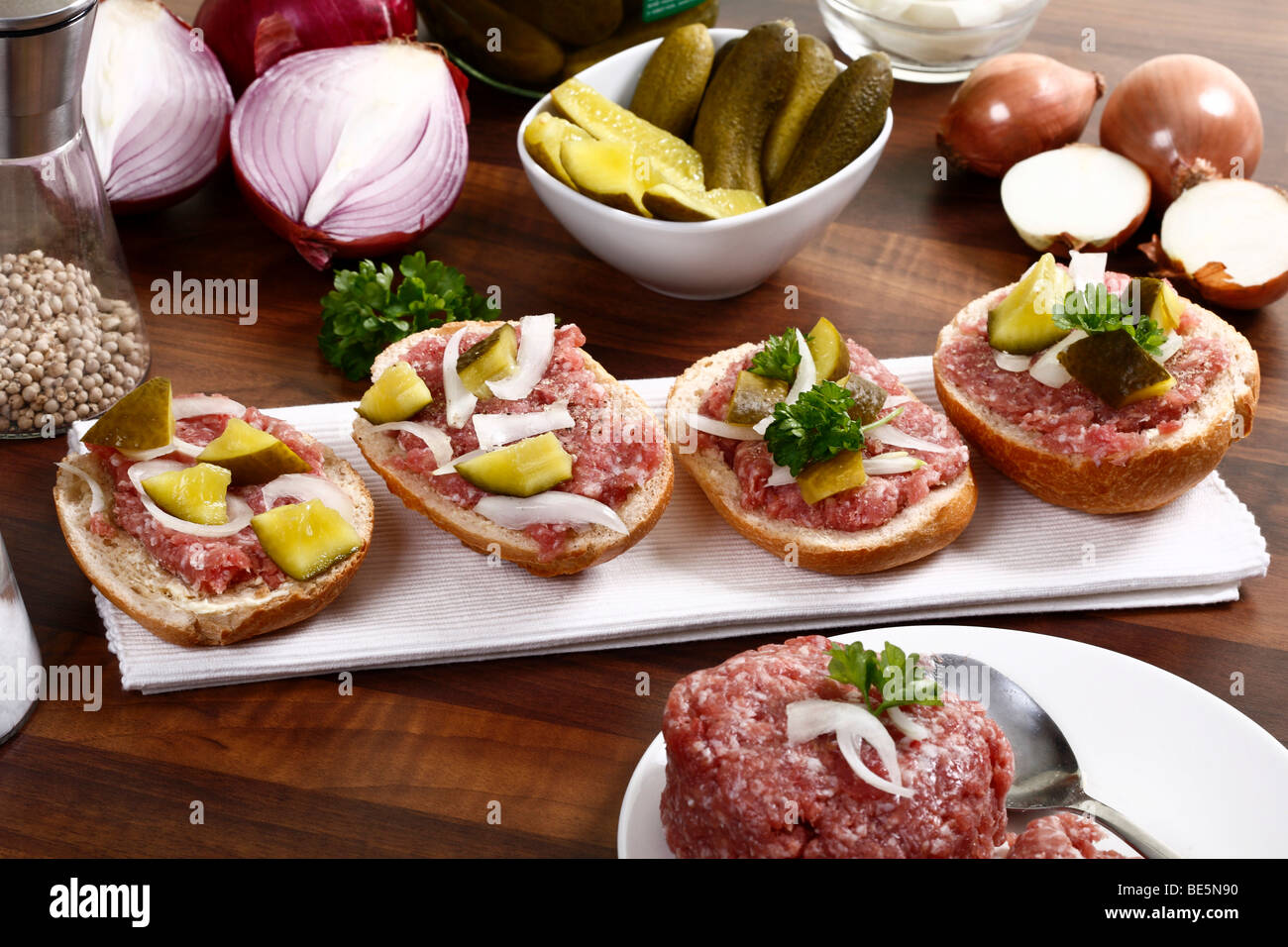Brötchen mit Mett, Zwiebeln, Gurken und Petersilie Stockfoto