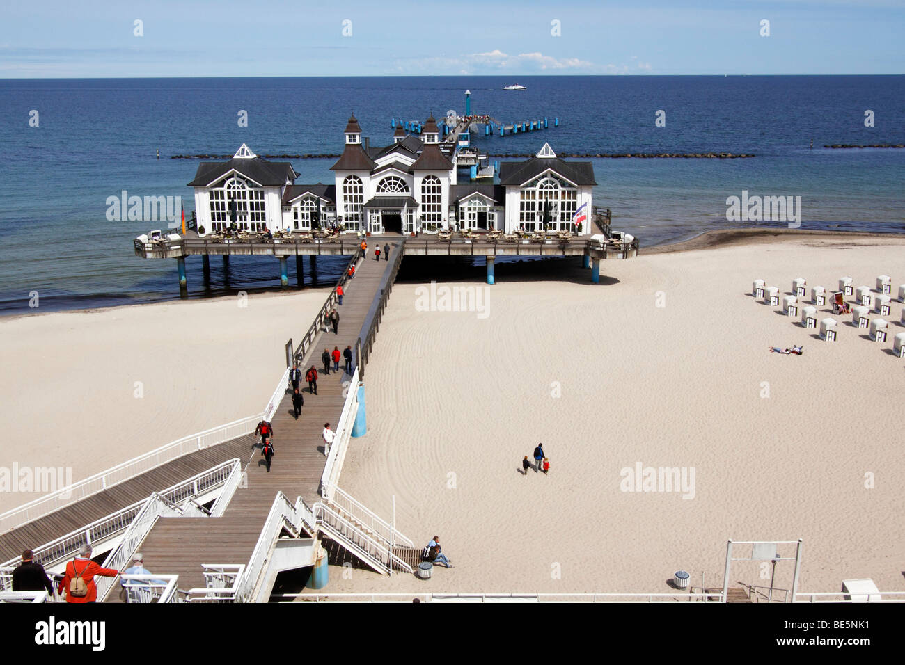 Seebrücke in der Küstenstadt Ostseebad Sellin an der Ostseeküste, Insel Rügen, Mecklenburg Vorpommern, Deutschland, Europa Stockfoto