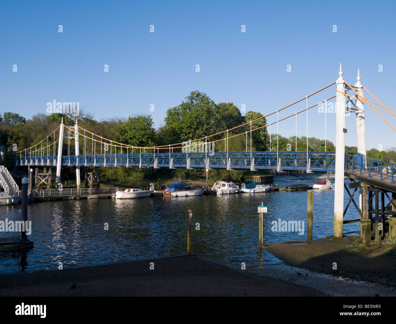 Teddington Lock Fußgängerbrücke über die Themse zwischen Teddington, Schinken und Uferweg bei Teddington Lock. Middlesex. VEREINIGTES KÖNIGREICH. Stockfoto